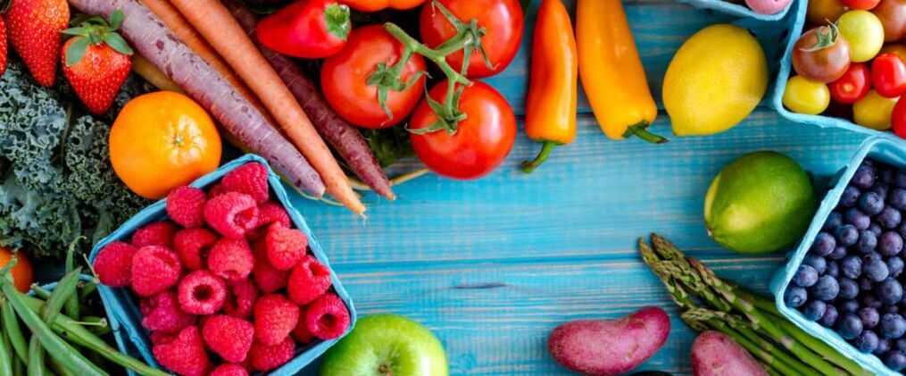 Il menu della dieta proteica dovrebbe includere verdure, frutta e bacche. 