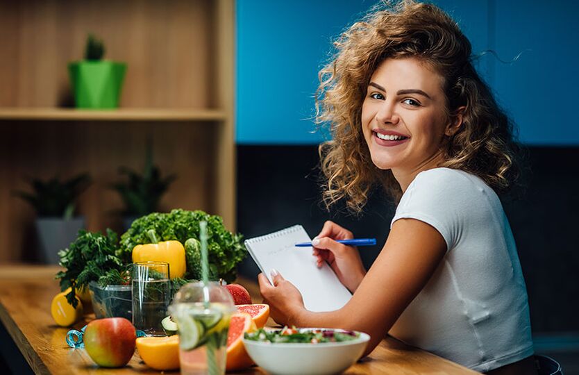 Atteggiamento positivo di una ragazza a dieta